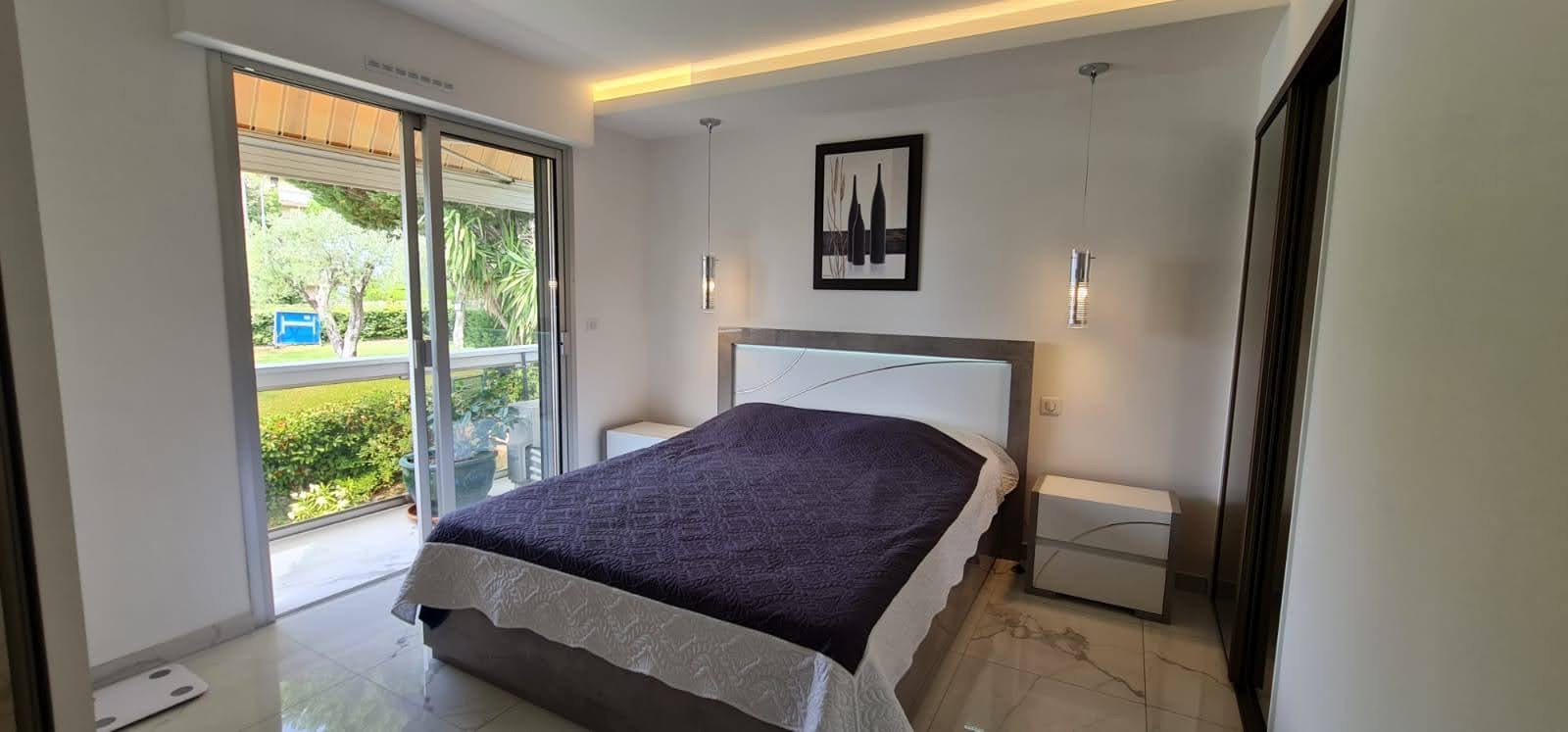 Chambre avec éclairage LED indirect