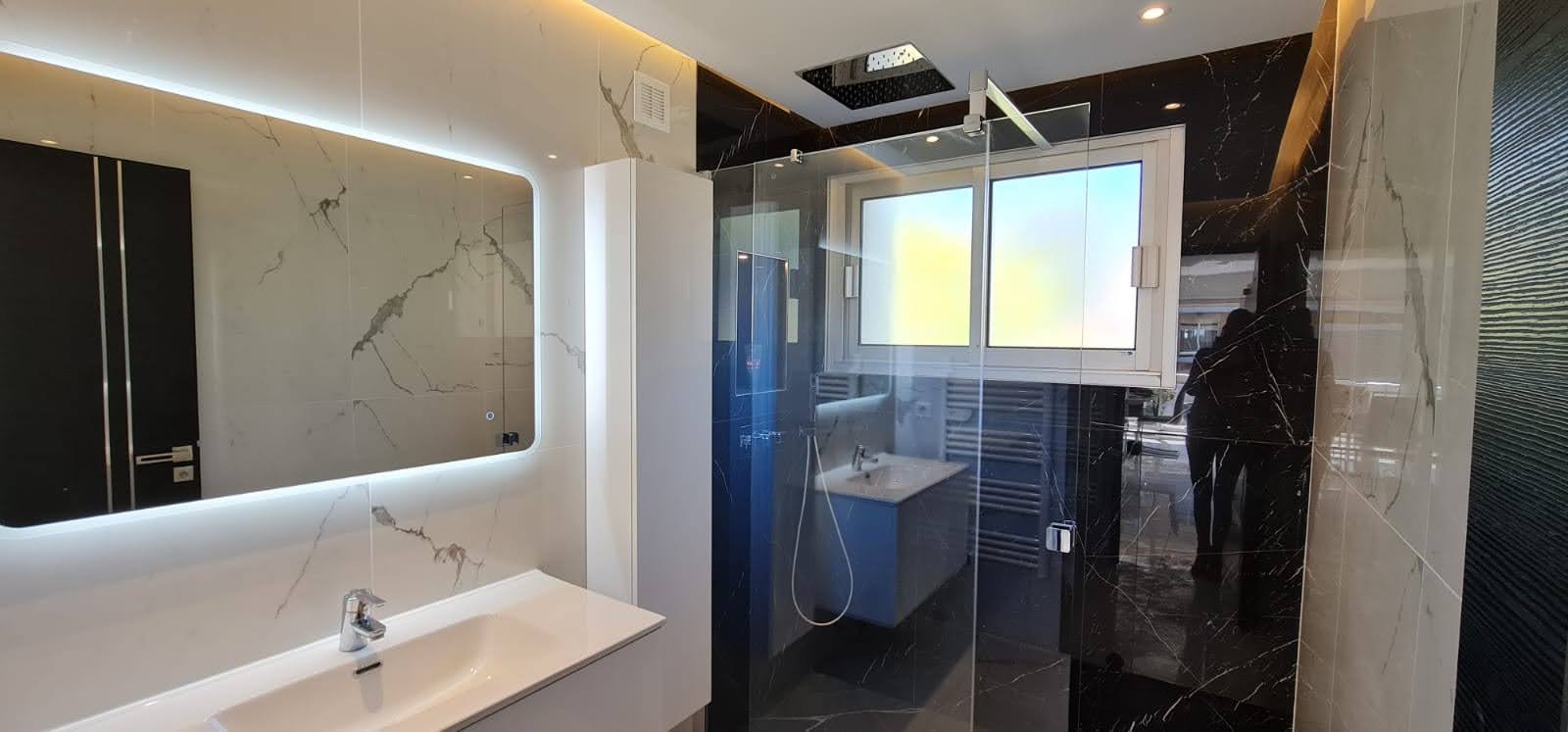 Douche à l'italienne éclairée