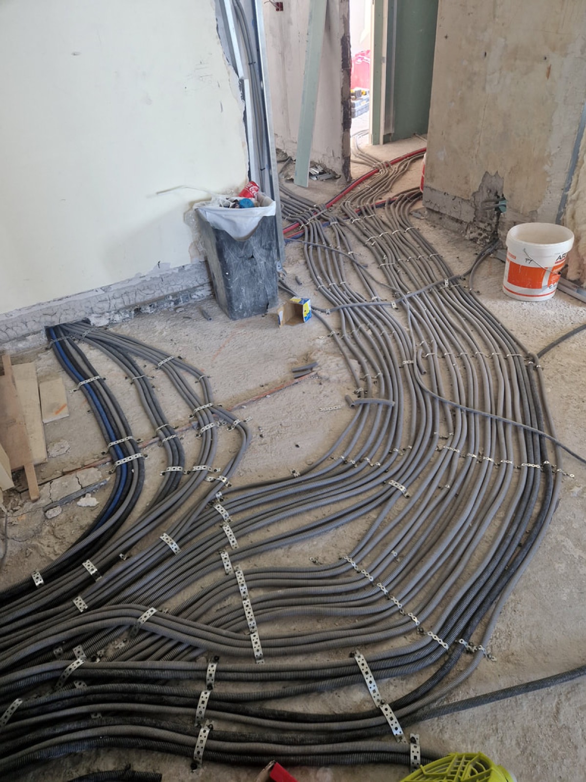 Passage de câbles au sol pendant un chantier