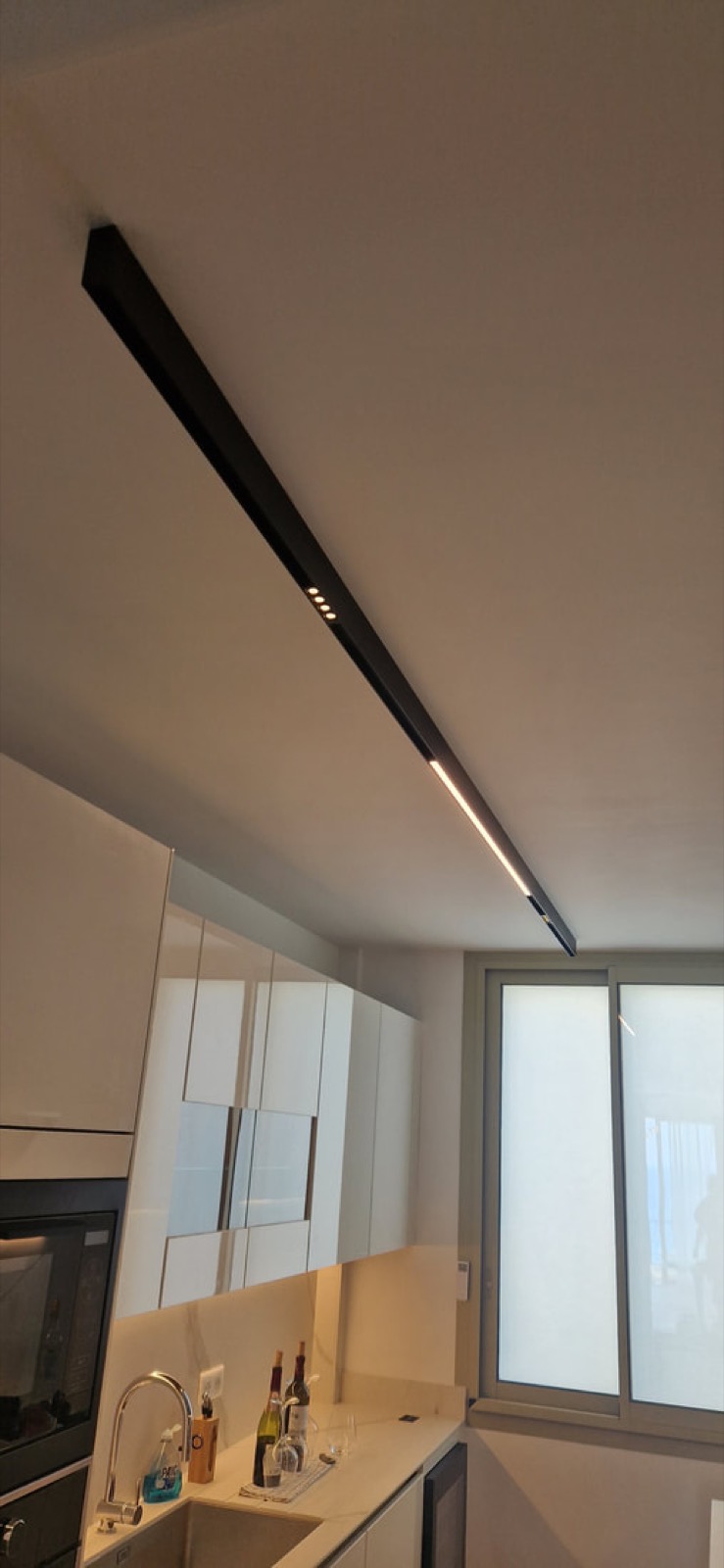 Rail LED au plafond