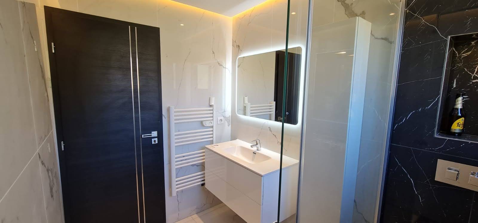 Salle de bain avec miroir lumineux